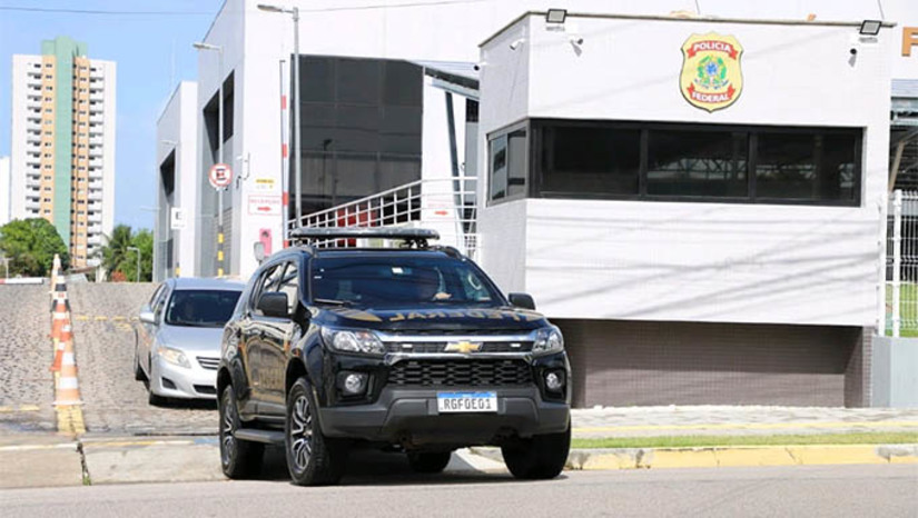 Imagem 1 - PF investiga esquema de corrupção supostamente praticado por servidor do INSS no RN. O servidor investigado, que gozava de grande prestígio e confiança perante a autarquia, é acusado de alterar dados nos sistemas informáticos da previdência para viabilizar fraudulentamente concessões indevidas de empréstimos consignados, desbloqueios de benefícios e até mesmo geração de créditos retroativos. Ele teria agido com a participação de agentes de crédito que atuavam como intermediários na empreitada criminosa. Nesta sexta-feira (23), estão sendo cumpridos sete mandados de busca e apreensão expedidos pela 14ª Vara da Justiça Federal/RN, sendo determinado, também, o afastamento cautelar do servidor investigado. Imagem 1 - PF investiga esquema de corrupção supostamente praticado por servidor do INSS no RN. O servidor investigado, que gozava de grande prestígio e confiança perante a autarquia, é acusado de alterar dados nos sistemas informáticos da previdência para viabilizar fraudulentamente concessões indevidas de empréstimos consignados, desbloqueios de benefícios e até mesmo geração de créditos retroativos. Ele teria agido com a participação de agentes de crédito que atuavam como intermediários na empreitada criminosa. Nesta sexta-feira (23), estão sendo cumpridos sete mandados de busca e apreensão expedidos pela 14ª Vara da Justiça Federal/RN, sendo determinado, também, o afastamento cautelar do servidor investigado.