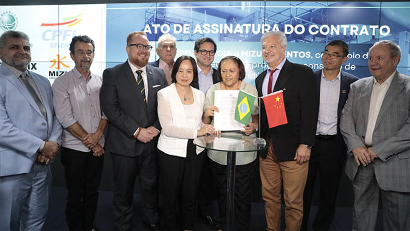 Imagem 1 - RN será é o primeiro estado do país a adotar o hidrogênio verde como combustível para a indústria de cimento. A iniciativa é resultado do entendimento entre o Governo do Estado, CPFL Energia, empresa do Grupo chinês State Grid, e a Mizu Cimentos, que tem a fábrica mais moderna do país no setor, localizada no município de Baraúna, na região oeste, a 317 quilômetros de Natal. O contrato para produção e consumo de hidrogênio verde foi assinado nesta quinta-feira (22) no auditório da Governadoria, em Natal. “Estamos escrevendo um novo capítulo em nossa história. Estamos dando um exemplo claro de que a industrialização do Nordeste e reindustrialização do Brasil é possível”, disse a governadora Fátima Bezerra. Imagem 1 - RN será é o primeiro estado do país a adotar o hidrogênio verde como combustível para a indústria de cimento. A iniciativa é resultado do entendimento entre o Governo do Estado, CPFL Energia, empresa do Grupo chinês State Grid, e a Mizu Cimentos, que tem a fábrica mais moderna do país no setor, localizada no município de Baraúna, na região oeste, a 317 quilômetros de Natal. O contrato para produção e consumo de hidrogênio verde foi assinado nesta quinta-feira (22) no auditório da Governadoria, em Natal. “Estamos escrevendo um novo capítulo em nossa história. Estamos dando um exemplo claro de que a industrialização do Nordeste e reindustrialização do Brasil é possível”, disse a governadora Fátima Bezerra.