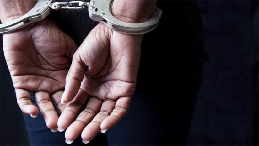 Imagem 1 - Mulher é presa em flagrante pelo crime de tráfico de drogas no município de Apodi. A prisão foi realizada nesta quinta-feira (22). De acordo com as investigações, conduzidas pelo delegado Túlio Pereira, uma denúncia anônima relatou sobre a comercialização de drogas na região. A equipe policial se deslocou até o local informado e, no momento da ação, confirmou a veracidade dos fatos. Durante a realização das diligências, foram apreendidos cadernos de anotações, celulares, porções de cocaína e embalagens de drogas. Imagem 1 - Mulher é presa em flagrante pelo crime de tráfico de drogas no município de Apodi. A prisão foi realizada nesta quinta-feira (22). De acordo com as investigações, conduzidas pelo delegado Túlio Pereira, uma denúncia anônima relatou sobre a comercialização de drogas na região. A equipe policial se deslocou até o local informado e, no momento da ação, confirmou a veracidade dos fatos. Durante a realização das diligências, foram apreendidos cadernos de anotações, celulares, porções de cocaína e embalagens de drogas.