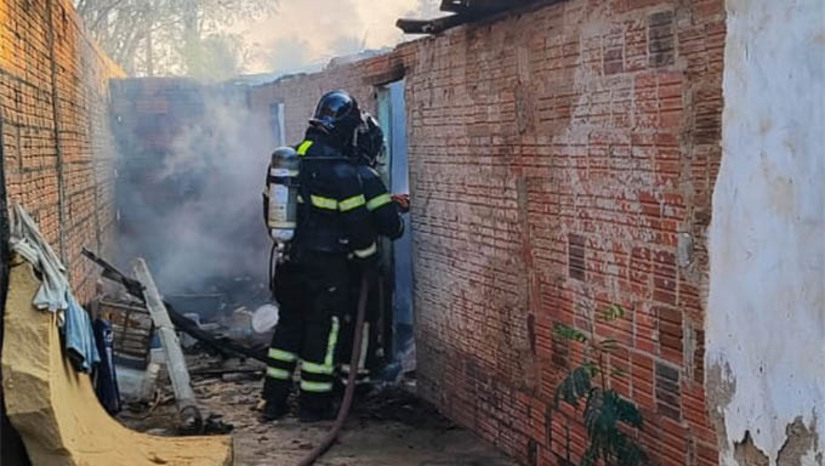 Imagem 1 - Bombeiros registram incêndio com vítima fatal em uma residência, em Baraúna. O caso aconteceu na madrugada desta segunda-feira (26). Alberi Miguel da Silva, que estava no imóvel, não conseguiu deixar o local e morreu carbonizado. O fogo destruiu grande parte da casa, dificultando a atuação inicial dos Bombeiros, que trabalharam intensamente para controlar as chamas e impedir que o incêndio se alastrasse para residências vizinhas. O Itep foi acionado para realizar a perícia no local, que irá determinar as causas do incêndio, e para remover o corpo. Imagem 1 - Bombeiros registram incêndio com vítima fatal em uma residência, em Baraúna. O caso aconteceu na madrugada desta segunda-feira (26). Alberi Miguel da Silva, que estava no imóvel, não conseguiu deixar o local e morreu carbonizado. O fogo destruiu grande parte da casa, dificultando a atuação inicial dos Bombeiros, que trabalharam intensamente para controlar as chamas e impedir que o incêndio se alastrasse para residências vizinhas. O Itep foi acionado para realizar a perícia no local, que irá determinar as causas do incêndio, e para remover o corpo.