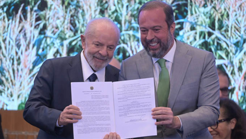 Imagem 1 - “Vamos protagonizar, no mundo, a nova economia – a economia verde”, diz Alexandre Silveira. O ministro de Minas e Energia, juntamente com presidente Lula, lançou, nesta quarta-feira (26), a Política Nacional de Transição Energética (PNTE), um importante e decisivo passo dado pelo Brasil para reduzir as emissões de gases de efeito estufa e contribuir, ainda mais, com a sustentabilidade do planeta. Alexandre Silveira estima que o país tenha potencial para receber cerca de R$ 2 trilhões em investimentos na chamada economia verde. Imagem 1 - “Vamos protagonizar, no mundo, a nova economia – a economia verde”, diz Alexandre Silveira. O ministro de Minas e Energia, juntamente com presidente Lula, lançou, nesta quarta-feira (26), a Política Nacional de Transição Energética (PNTE), um importante e decisivo passo dado pelo Brasil para reduzir as emissões de gases de efeito estufa e contribuir, ainda mais, com a sustentabilidade do planeta. Alexandre Silveira estima que o país tenha potencial para receber cerca de R$ 2 trilhões em investimentos na chamada economia verde.