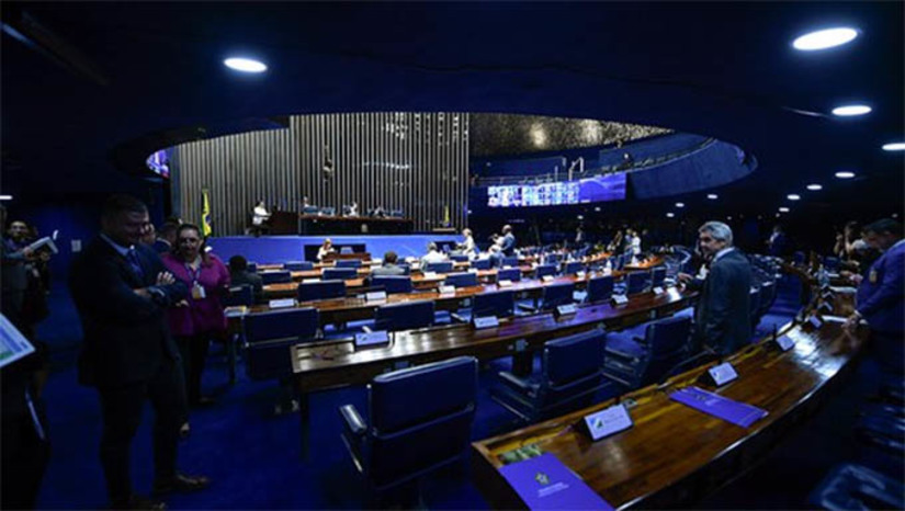 Imagem 1 - Senado pode votar nesta terça-feira (27) o projeto que facilita a posse de armas. O Projeto de Decreto Legislativo 206/2024, proveniente da Câmara, anula trechos do Decreto 11.615, de 2023, assinado no ano passado pelo presidente da República, Luiz Inácio Lula da Silva, para diminuir a circulação de armas de fogo. Caso aprovado, o projeto segue para promulgação. Um dos pontos que o PDL cancela no Decreto 11.615, de 2023, é a vedação para que clubes de tiro desportivo fiquem a menos de um quilômetro de distância em relação a instituições de ensino. Imagem 1 - Senado pode votar nesta terça-feira (27) o projeto que facilita a posse de armas. O Projeto de Decreto Legislativo 206/2024, proveniente da Câmara, anula trechos do Decreto 11.615, de 2023, assinado no ano passado pelo presidente da República, Luiz Inácio Lula da Silva, para diminuir a circulação de armas de fogo. Caso aprovado, o projeto segue para promulgação. Um dos pontos que o PDL cancela no Decreto 11.615, de 2023, é a vedação para que clubes de tiro desportivo fiquem a menos de um quilômetro de distância em relação a instituições de ensino.