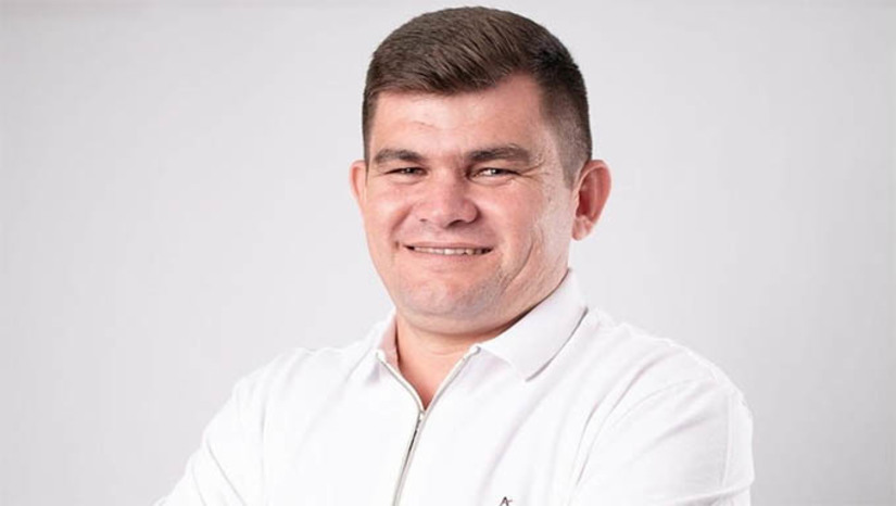 Imagem 1 -  URGENTE: prefeito de João Dias e o pai dele são mortos em atentado no município. O crime aconteceu na manhã desta terça-feira (27), no Conjunto São Geraldo. Informações preliminares dão conta que foram efetuados diversos disparos de arma de fogo contra o prefeito Francisco Damião de Oliveira, conhecido por “Marcelo Oliveira”, de 38 anos, e contra o pai dele, Sandi Alves de Oliveira. Marcelo ainda chegou a ser socorrido com vida para o Hospital de Catolé do Rocha, na Paraíba, mas acabou não resistindo. Já o pai dele, Sandi, entrou em óbito no local do crime. A morte de Marcelo Oliveira foi confirmada pela Segurança Pública e da Defesa Social (SESED) do RN, por volta das 13h30.