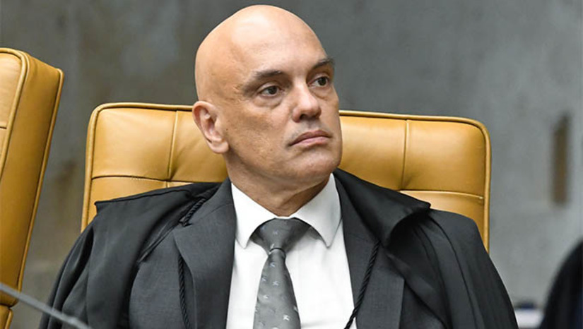 Imagem 1 - Barroso rejeita pedido para afastar Moraes da relatoria do Inquérito sobre vazamento de conversas. O pedido havia sido feito pela defesa de Eduardo Tagliaferro. O inquérito apura o vazamento de conversas de Tagliaferro, quando exercia cargo de assessor da Presidência do Tribunal Superior Eleitoral (TSE). Na Arguição de Impedimento (AIMP) 169, a defesa de Tagliaferro alegava que o ministro Alexandre de Moraes não poderia ser o relator, pois teria interesse direto na resolução do caso. No entanto, para o presidente do Supremo, ministro Luís Roberto Barroso, não foram apresentadas de forma clara e objetiva situações que caracterizem o impedimento do ministro Moraes. Imagem 1 - Barroso rejeita pedido para afastar Moraes da relatoria do Inquérito sobre vazamento de conversas. O pedido havia sido feito pela defesa de Eduardo Tagliaferro. O inquérito apura o vazamento de conversas de Tagliaferro, quando exercia cargo de assessor da Presidência do Tribunal Superior Eleitoral (TSE). Na Arguição de Impedimento (AIMP) 169, a defesa de Tagliaferro alegava que o ministro Alexandre de Moraes não poderia ser o relator, pois teria interesse direto na resolução do caso. No entanto, para o presidente do Supremo, ministro Luís Roberto Barroso, não foram apresentadas de forma clara e objetiva situações que caracterizem o impedimento do ministro Moraes.