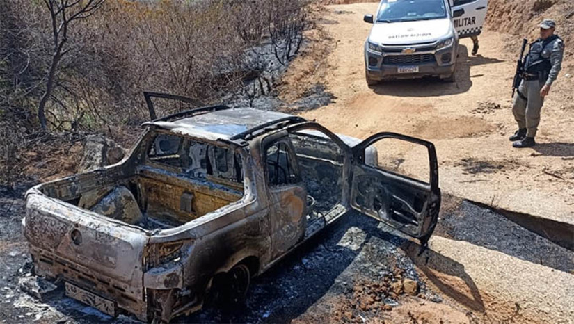 Imagem 1 -  PM e1O carro, de cor vermelha, foi encontrado na tarde desta terça-feira (27), em uma estrada carroçável, na zona rural do município. Segundo a polícia militar, o veículo pode ser um dos dois utilizados por criminosos para praticar o atentado que matou o prefeito do município, Marcelo Oliveira, e o pai dele, Sandi Alves de Oliveira, na manhã de hoje. Ainda segundo a PM, durante o atentado, um vigilante também foi atingido na região da coxa, mas foi socorrido e já liberado.ncontra carro carbonizado em João Dias; veículo pode ter sido usado no homicídio do prefeito. 