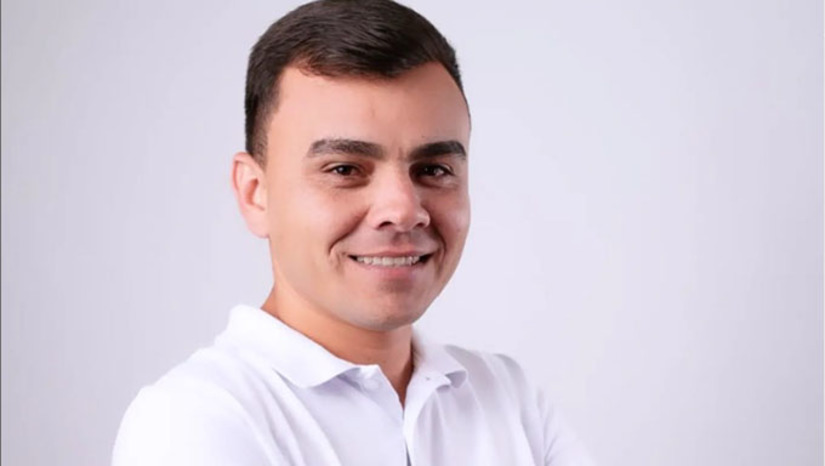 Imagem 1 -  Isto porque a vice-prefeita eleita em 2020, Damária Jácome, foi afastada do cargo pela Justiça, exatamente por, juntamente com os irmãos e o pai vereador e então presidente da Câmara (eles negam), terem forçado o então prefeito eleito e empossado Marcelo Oliveira a renunciar ao cargo, o que de fato aconteceu em julho de 2021. Damária ficou no poder, porém, com a descoberta da Justiça, Damária e o pai foram afastados das funções públicas e Marcelo voltou ao cargo de prefeito e o irmão dele, vereador Jessé Oliveira, assumiu a Presidência da Câmara.