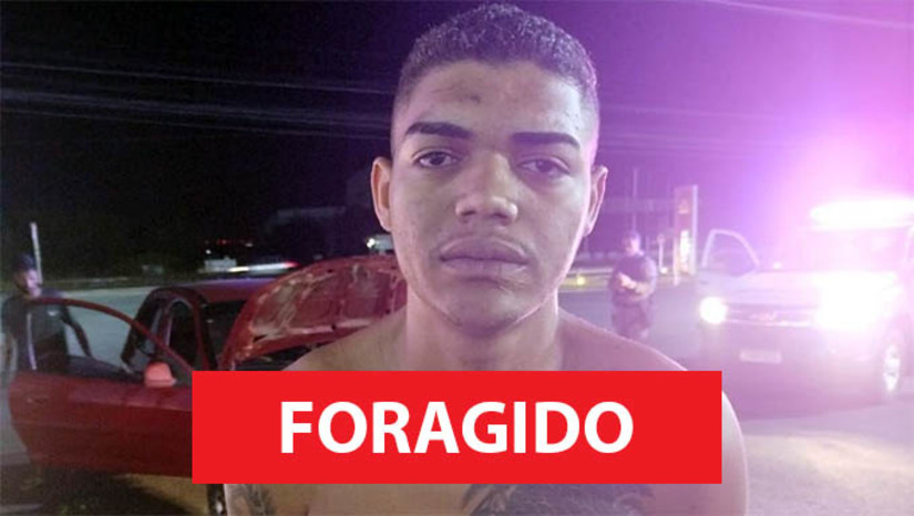 Imagem 1 -  PC prende um suspeito de roubo contra uma família; segundo suspeito está foragido. Segundo a polícia civil, o crime aconteceu em julho, na Rua Roderick Grandall, atrás do Colégio das Irmãs. Dois suspeitos, armados e a bordo de uma motocicleta, abordaram uma família composta por um casal e duas crianças. Na ação, os criminosos subtraíram diversos bens da família, incluindo quatro telefones celulares. Na manhã desta quarta-feira (28), policiais da Defur conseguiram localizar e prender um deles, um jovem de 22 anos. Um segundo suspeito identificado como Marcos Felipe Dantas de Moura [FOTO], conhecido como “Neguin Felipe”, não foi localizado e agora é considerado foragido. 