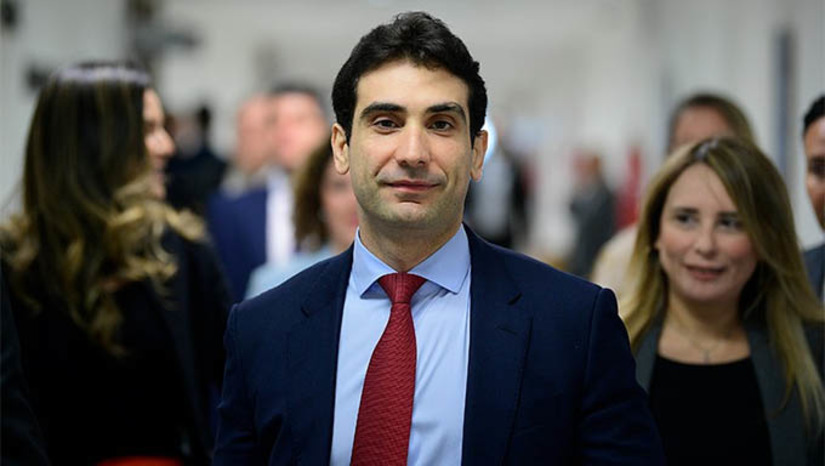 Imagem 1 - Gabriel Galípolo será sabatinado no Senado; economista foi indicado por Lula para presidir o Banco Central. O anúncio do nome de Gabriel Galípolo foi feito nesta quarta-feira (28) pelo ministro da Fazenda, Fernando Haddad. Ele vai substituir Roberto Campos Neto, que tem mandato até o fim deste ano, no cargo de presidente do Banco Central. A indicação passar pelo Senado. De acordo com Haddad, o governo vai acertar com o presidente do Senado, Rodrigo Pacheco, a melhor data para a sabatina do indicado na Comissão de Assuntos Econômicos (CAE). Galípolo é atual diretor de Política Monetária do Banco Central. Imagem 1 - Gabriel Galípolo será sabatinado no Senado; economista foi indicado por Lula para presidir o Banco Central. O anúncio do nome de Gabriel Galípolo foi feito nesta quarta-feira (28) pelo ministro da Fazenda, Fernando Haddad. Ele vai substituir Roberto Campos Neto, que tem mandato até o fim deste ano, no cargo de presidente do Banco Central. A indicação passar pelo Senado. De acordo com Haddad, o governo vai acertar com o presidente do Senado, Rodrigo Pacheco, a melhor data para a sabatina do indicado na Comissão de Assuntos Econômicos (CAE). Galípolo é atual diretor de Política Monetária do Banco Central.