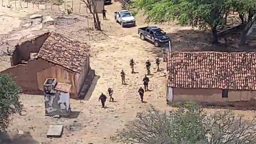 Imagem 1 - Justiça mantém prisão de suspeitos do duplo homicídio em João Dias. Além dos dois suspeitos, presos ainda na terça-feira (27), também foi mantida a prisão dos outros 10 que foram presos pela Polícia Civil, grupo que supostamente planejava a vingança pela morte do prefeito, incluindo um dos irmãos do gestor. Outros dois suspeitos do duplo homicídio cometido contra o prefeito Marcelo Oliveira e seu pai, Sandir Oliveira, um preso na noite da quarta-feira (28) e outro na manhã desta quinta-feira (29), devem ir à audiência de custódia nesta sexta-feira (30). Agora, são quatro os suspeitos presos e autuados por envolvimento no crime. Imagem 1 - Justiça mantém prisão de suspeitos do duplo homicídio em João Dias. Além dos dois suspeitos, presos ainda na terça-feira (27), também foi mantida a prisão dos outros 10 que foram presos pela Polícia Civil, grupo que supostamente planejava a vingança pela morte do prefeito, incluindo um dos irmãos do gestor. Outros dois suspeitos do duplo homicídio cometido contra o prefeito Marcelo Oliveira e seu pai, Sandir Oliveira, um preso na noite da quarta-feira (28) e outro na manhã desta quinta-feira (29), devem ir à audiência de custódia nesta sexta-feira (30). Agora, são quatro os suspeitos presos e autuados por envolvimento no crime.