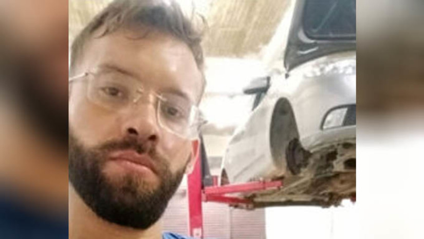 Imagem 1 - Dono de oficina mecânica é executado a tiros nas proximidades do Bom Jesus, em Mossoró. Ednísio Viana Maia, de 27 anos, foi encontrado alvejado por diversos disparos de arma de fogo, dentro do próprio carro, na noite desta segunda-feira (2), em uma estrada carroçável de acesso ao Sítio Ingá. Segundo o perito Paulo Victor, do Itep, os suspeitos teriam começado a atirar contra a vítima com o carro ainda em movimento. Após conseguirem fazer o veículo parar, abriram a porta do condutor e efetuaram outros disparos. O delegado Roberto Moura, da delegacia de plantão, informou que recolheu as informações iniciais no local e que conversaria com familiares da vítima para, posteriormente, encaminhar os dados para a DHPP, onde a investigação sobre o crime irá ocorrer. Imagem 1 - Dono de oficina mecânica é executado a tiros nas proximidades do Bom Jesus, em Mossoró. Ednísio Viana Maia, de 27 anos, foi encontrado alvejado por diversos disparos de arma de fogo, dentro do próprio carro, na noite desta segunda-feira (2), em uma estrada carroçável de acesso ao Sítio Ingá. Segundo o perito Paulo Victor, do Itep, os suspeitos teriam começado a atirar contra a vítima com o carro ainda em movimento. Após conseguirem fazer o veículo parar, abriram a porta do condutor e efetuaram outros disparos. O delegado Roberto Moura, da delegacia de plantão, informou que recolheu as informações iniciais no local e que conversaria com familiares da vítima para, posteriormente, encaminhar os dados para a DHPP, onde a investigação sobre o crime irá ocorrer.