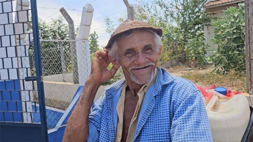 Imagem 1 -  A reportagem do Portal Mossoró Hoje pegou a estrada nesta segunda-feira (02) para checar a informação dos candidatos a prefeito de Mossoró Genivan Vale (PL) e Lawrence Amorim (PSDB), de que, entre outros problemas, falta água ao trabalhador da zona rural de Mossoró. Na localidade do Jucuri, encontramos um poço profundo que passou por manutenção e sua vazão garante água encanada nas casas da comunidades, garantindo, assim, água de qualidade para consumo humano. É o que assegura o vaqueiro aposentado Lacir Andrade, de 61 anos. “Agora não tem mais dificuldade de abastecimento, agora aqui é uma beleza, a água é melhor do que água mineral”, ressalta seu Lacir.