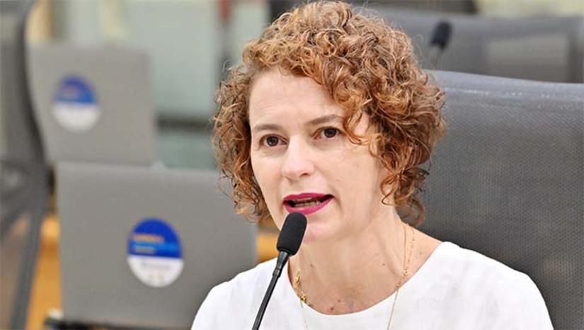 Imagem 1 - A deputada estadual Isolda Dantas (PT) visitou o assentamento Mulunguzinho, localizado na zona rural de Mossoró, que deve inaugurar em breve uma câmara fria, que permitirá o armazenamento de frutas produzidas na região. A conquista, que vem após a instalação de uma casa de produção de polpas de frutas, foi celebrada pela deputada estadual Isolda Dantas (PT). Segundo Isolda, o assentamento começou produzindo apenas hortaliças e hoje possui ampla produção de frutas. A câmara fria permitirá que as frutas sejam preservadas adequadamente enquanto não são encaminhadas para processamento na casa de produção de polpas. Imagem 1 - A deputada estadual Isolda Dantas (PT) visitou o assentamento Mulunguzinho, localizado na zona rural de Mossoró, que deve inaugurar em breve uma câmara fria, que permitirá o armazenamento de frutas produzidas na região. A conquista, que vem após a instalação de uma casa de produção de polpas de frutas, foi celebrada pela deputada estadual Isolda Dantas (PT). Segundo Isolda, o assentamento começou produzindo apenas hortaliças e hoje possui ampla produção de frutas. A câmara fria permitirá que as frutas sejam preservadas adequadamente enquanto não são encaminhadas para processamento na casa de produção de polpas.