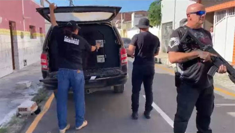 Imagem 1 - Homem que tentou matar a irmã com um garfo é preso pela polícia civil em Areia Branca. O crime aconteceu por volta das 13h20 no Centro do município. A vítima procurou a delegacia para pedir ajuda, em estado crítico. O garfo utilizado pelo irmão dela para agredi-la, ficou preso em sua cabeça. A mulher foi conduzida à unidade de saúde local e os policiais se dirigiram até a casa da família, onde o suspeito, um homem de 23 anos, foi preso. Segundo o delegado Raphael Laboissière, o homem já tinha histórico de violência doméstica contra as mulheres da família. Ele foi autuado pelo crime de tentativa de feminicídio e encaminhado à cadeia pública de Mossoró, onde ficará à disposição da justiça. Imagem 1 - Homem que tentou matar a irmã com um garfo é preso pela polícia civil em Areia Branca. O crime aconteceu por volta das 13h20 no Centro do município. A vítima procurou a delegacia para pedir ajuda, em estado crítico. O garfo utilizado pelo irmão dela para agredi-la, ficou preso em sua cabeça. A mulher foi conduzida à unidade de saúde local e os policiais se dirigiram até a casa da família, onde o suspeito, um homem de 23 anos, foi preso. Segundo o delegado Raphael Laboissière, o homem já tinha histórico de violência doméstica contra as mulheres da família. Ele foi autuado pelo crime de tentativa de feminicídio e encaminhado à cadeia pública de Mossoró, onde ficará à disposição da justiça.
