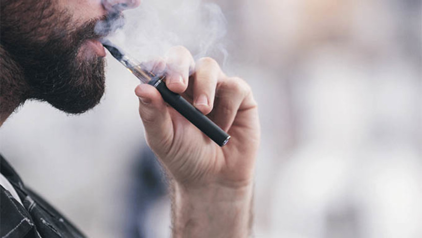 Imagem 1 - Bares e restaurantes de Mossoró devem cumprir proibição de uso de cigarros eletrônicos . Imagem 1 - Bares e restaurantes de Mossoró devem cumprir proibição de uso de cigarros eletrônicos .