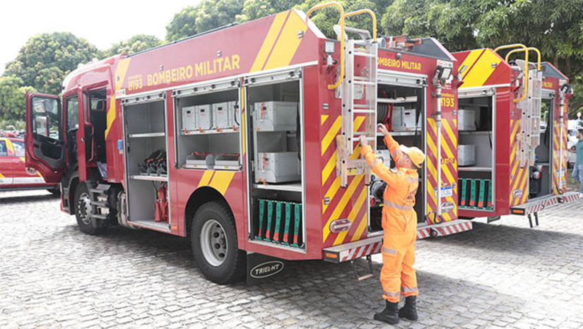 Imagem 1 -  Governo do RN entrega novas viaturas e equipamentos para as forças de segurança. Ao todo, foram entregues 50 novas viaturas, entre carros, motos e caminhões, além de armas, computadores e equipamentos para sistema de videomonitoramento. O investimento para as forças de segurança pública do estado é de R$ 17 milhões, resultado de recursos do Fundo Nacional de Segurança Pública, emendas parlamentares e contrapartida da gestão estadual.