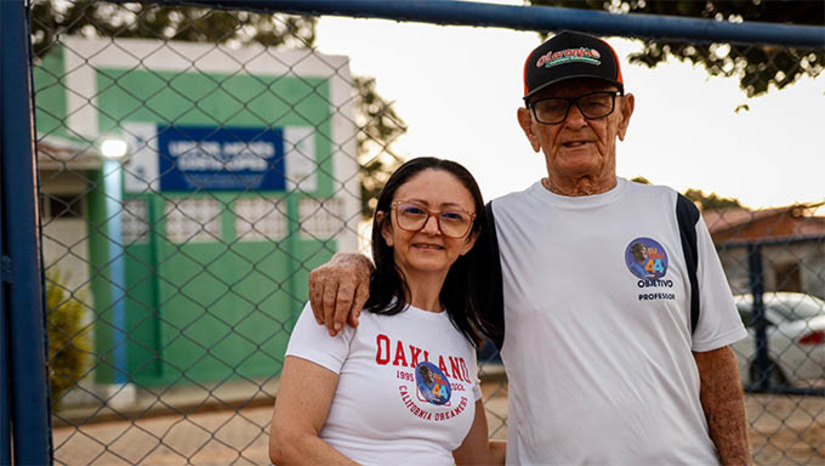 Imagem 1 - “A estrutura está perfeita. Antes era péssima”, afirma moradora do Redenção sobre UBS reformada na gestão Allyson. A Unidade Básica de Saúde (UBS) Dr. Moisés da Costa Lopes, localizada à rua Senador Ruy Carneiro, foi uma das reformadas pela atual gestão. O aposentado Hildo Barbosa, de 84 anos, elogiou não apenas o espaço físico da UBS, mas também o atendimento que recebe na unidade. “Ficou melhor. Está atendendo melhor. Antes era muito diferente, chegava nem perto de agora. A gente chegava lá e não tinha nada. Agora é primeira, e ainda vai ficar melhor”, disse. Imagem 1 - “A estrutura está perfeita. Antes era péssima”, afirma moradora do Redenção sobre UBS reformada na gestão Allyson. A Unidade Básica de Saúde (UBS) Dr. Moisés da Costa Lopes, localizada à rua Senador Ruy Carneiro, foi uma das reformadas pela atual gestão. O aposentado Hildo Barbosa, de 84 anos, elogiou não apenas o espaço físico da UBS, mas também o atendimento que recebe na unidade. “Ficou melhor. Está atendendo melhor. Antes era muito diferente, chegava nem perto de agora. A gente chegava lá e não tinha nada. Agora é primeira, e ainda vai ficar melhor”, disse.