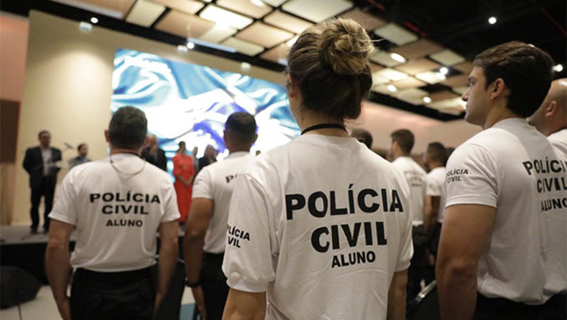 Imagem 1 - 151 policiais civis do RN tomarão posse em seus cargos no dia 16 de setembro. Os novos servidores, entre agentes, escrivães e delegados, são remanescentes do concurso público realizado em 2021. A nomeação dos novos servidores da PCRN foi publicada na edição de 23 de agosto do Diário Oficial do Estado (DOE). Desde 2019, o Governo do Estado já realizou nove concursos públicos na área de segurança pública, resultando em mais de 3 mil agentes para reforçar o efetivo nas polícias Militar, Civil, Bombeiros, Polícia Penal e Instituto Técnico de Perícia. Imagem 1 - 151 policiais civis do RN tomarão posse em seus cargos no dia 16 de setembro. Os novos servidores, entre agentes, escrivães e delegados, são remanescentes do concurso público realizado em 2021. A nomeação dos novos servidores da PCRN foi publicada na edição de 23 de agosto do Diário Oficial do Estado (DOE). Desde 2019, o Governo do Estado já realizou nove concursos públicos na área de segurança pública, resultando em mais de 3 mil agentes para reforçar o efetivo nas polícias Militar, Civil, Bombeiros, Polícia Penal e Instituto Técnico de Perícia.