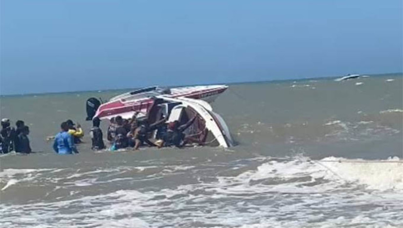 Imagem 1 - Lancha naufraga em Rio do Fogo; Sesap confirma dois óbitos no acidente. O acidente aconteceu por volta das 12h50. Segundo informações colhidas pela reportagem do MOSSORÓ HOJE havia cerca de 17 pessoas na embarcação, duas delas acabaram falecendo. A Secretaria de Segurança informou que enviou, imediatamente, equipes de resgate, entre Samu e Bombeiros, além do helicóptero Potiguar 01, dois botes infláveis, Jetski e uma lancha, auxiliar no resgate das vítimas. No entanto, de acordo com o coronel Monteiro Jr, comandante do CBMRN, quando a primeira equipe chegou ao local, no helicóptero, as vítimas já haviam sido resgatadas por populares que presenciaram o acidente. Imagem 1 - Lancha naufraga em Rio do Fogo; Sesap confirma dois óbitos no acidente. O acidente aconteceu por volta das 12h50. Segundo informações colhidas pela reportagem do MOSSORÓ HOJE havia cerca de 17 pessoas na embarcação, duas delas acabaram falecendo. A Secretaria de Segurança informou que enviou, imediatamente, equipes de resgate, entre Samu e Bombeiros, além do helicóptero Potiguar 01, dois botes infláveis, Jetski e uma lancha, auxiliar no resgate das vítimas. No entanto, de acordo com o coronel Monteiro Jr, comandante do CBMRN, quando a primeira equipe chegou ao local, no helicóptero, as vítimas já haviam sido resgatadas por populares que presenciaram o acidente.