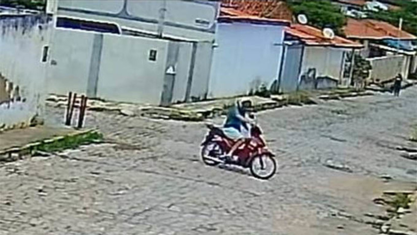 Imagem 1 - Suspeito de uma série de assaltos no Alto de São Manoel é preso pela polícia civil. De acordo com as investigações, o suspeito, um homem de 23 anos, utilizava um revólver e uma motocicleta da marca Traxx, de cor vermelha, para abordar populares e roubar seus pertences, principalmente telefones celulares. Em uma abordagem anterior à sua prisão, a Polícia Civil havia recuperado o telefone celular de uma das vítimas, que estava em posse do suspeito. A vítima foi chamada à delegacia e o reconheceu. Diante desta informação, o delegado Paulo Torres, da Defur, solicitou à justiça a prisão do homem, tendo o mandado sido cumprido nesta quinta-feira (5). Imagem 1 - Suspeito de uma série de assaltos no Alto de São Manoel é preso pela polícia civil. De acordo com as investigações, o suspeito, um homem de 23 anos, utilizava um revólver e uma motocicleta da marca Traxx, de cor vermelha, para abordar populares e roubar seus pertences, principalmente telefones celulares. Em uma abordagem anterior à sua prisão, a Polícia Civil havia recuperado o telefone celular de uma das vítimas, que estava em posse do suspeito. A vítima foi chamada à delegacia e o reconheceu. Diante desta informação, o delegado Paulo Torres, da Defur, solicitou à justiça a prisão do homem, tendo o mandado sido cumprido nesta quinta-feira (5).