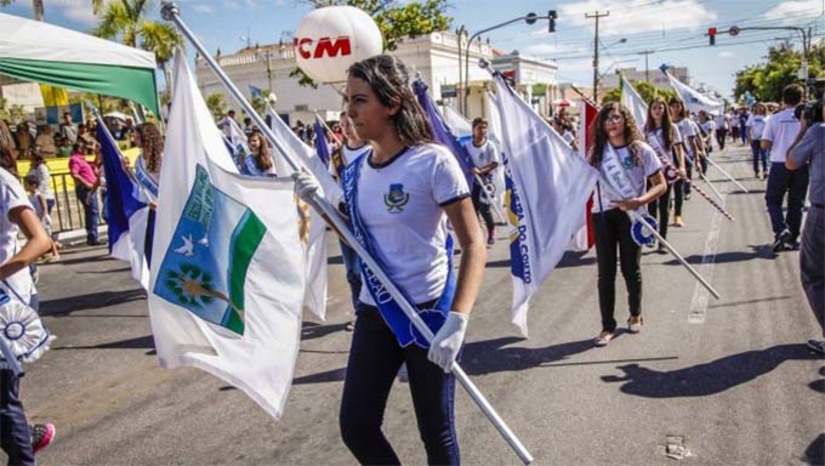 Imagem 1 - A programação do evento começa com a Poder Executivo realizando a tradicional Revista às Tropas. Às 7h45, acontecerá o hasteamento das bandeiras e execução do Hino Nacional pela Banda Artur Paraguai, no Adro da Capela de São Vicente. A partir das 8h começa o Desfile Cívico-Militar, partindo da Escola de Artes de Mossoró. O término será no cruzamento com a Rua Felipe Camarão. O palanque das autoridades estará localizado no adro da Capela de São Vicente. A Secretaria de Segurança, Defesa Civil, Mobilidade Urbana e Trânsito (Sesdem) realizará a partir desta sexta- feira (06) intervenção na Avenida Alberto Maranhão, no trecho compreendido entre a Rua Prudente de Morais e a Rua Felipe Camarão. A intervenção acontece a partir das 22h do dia 06 devendo se estender até as 15h do dia 08 em razão da realização do desfile cívico de 7 de setembro. Imagem 1 - A programação do evento começa com a Poder Executivo realizando a tradicional Revista às Tropas. Às 7h45, acontecerá o hasteamento das bandeiras e execução do Hino Nacional pela Banda Artur Paraguai, no Adro da Capela de São Vicente. A partir das 8h começa o Desfile Cívico-Militar, partindo da Escola de Artes de Mossoró. O término será no cruzamento com a Rua Felipe Camarão. O palanque das autoridades estará localizado no adro da Capela de São Vicente. A Secretaria de Segurança, Defesa Civil, Mobilidade Urbana e Trânsito (Sesdem) realizará a partir desta sexta- feira (06) intervenção na Avenida Alberto Maranhão, no trecho compreendido entre a Rua Prudente de Morais e a Rua Felipe Camarão. A intervenção acontece a partir das 22h do dia 06 devendo se estender até as 15h do dia 08 em razão da realização do desfile cívico de 7 de setembro.