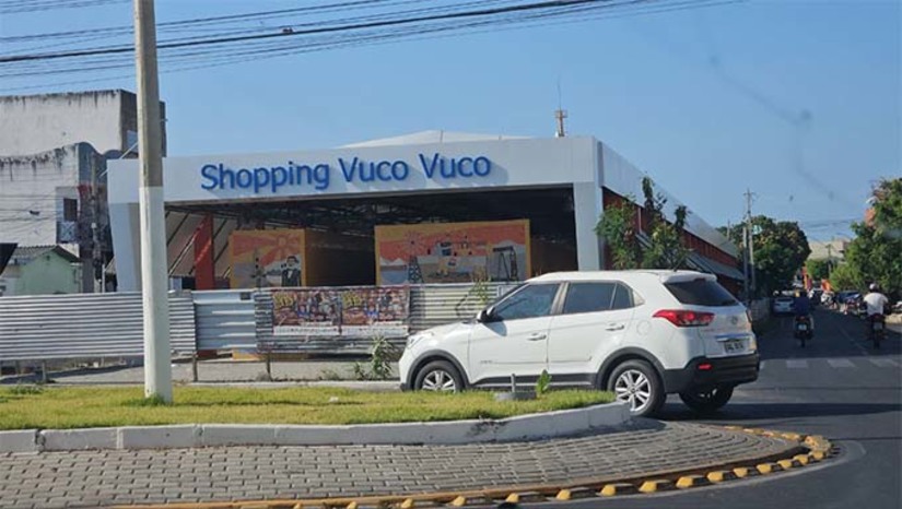 Imagem 1 - Segundo o prefeito, a obra está concluída desde abril, só não foi inaugurada antes devido a uma questão legal da justiça. A decisão saiu esta semana e a obra será entregue aos comerciantes e a população. “Entramos com uma ação na justiça, com a homologação, todos os comerciantes da associação dos trabalhadores do vuco vuco assinaram e acabou de sair a decisão judicial, agora a procuradoria e secretaria de desenvolvimento econômico estão tomando ciência de todo trâmite da decisão e vão fazer a entrega", afirmou o prefeito. A reforma e ampliação do Vuco-Vuco está orçada em R$ 3.245.294,92. Hoje são 150 boxes de vendas. Com a ampliação esse número sobe para 270 boxes. Imagem 1 - Segundo o prefeito, a obra está concluída desde abril, só não foi inaugurada antes devido a uma questão legal da justiça. A decisão saiu esta semana e a obra será entregue aos comerciantes e a população. “Entramos com uma ação na justiça, com a homologação, todos os comerciantes da associação dos trabalhadores do vuco vuco assinaram e acabou de sair a decisão judicial, agora a procuradoria e secretaria de desenvolvimento econômico estão tomando ciência de todo trâmite da decisão e vão fazer a entrega", afirmou o prefeito. A reforma e ampliação do Vuco-Vuco está orçada em R$ 3.245.294,92. Hoje são 150 boxes de vendas. Com a ampliação esse número sobe para 270 boxes.