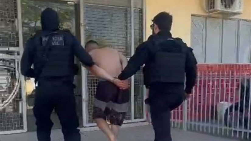 Imagem 1 - Integrante de grupo criminoso especializado em furtos de cabos de energia é preso em Mossoró. A prisão foi realizada pela equipe da Defur, no bairro de Nova Mossoró, nesta sexta-feira (6). De acordo com o delegado Paulo Torres, o suspeito, um homem de 22 anos, é apontado como participante de uma série de furtos de fios de cobre na região. As investigações apontaram que o grupo criminoso, do qual ele faz parte, atuava de forma organizada, invadindo empresas e indústrias durante a noite com o objetivo de furtar grandes quantidades de fios de cobre. As investigações continuarão, com o intuito de identificar e prender os outros envolvidos na prática desses crimes. Imagem 1 - Integrante de grupo criminoso especializado em furtos de cabos de energia é preso em Mossoró. A prisão foi realizada pela equipe da Defur, no bairro de Nova Mossoró, nesta sexta-feira (6). De acordo com o delegado Paulo Torres, o suspeito, um homem de 22 anos, é apontado como participante de uma série de furtos de fios de cobre na região. As investigações apontaram que o grupo criminoso, do qual ele faz parte, atuava de forma organizada, invadindo empresas e indústrias durante a noite com o objetivo de furtar grandes quantidades de fios de cobre. As investigações continuarão, com o intuito de identificar e prender os outros envolvidos na prática desses crimes.