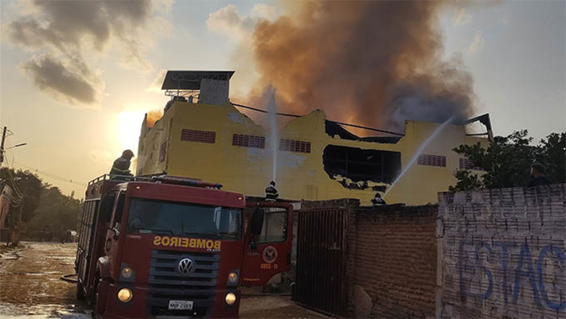 Imagem 1 - Incêndio de grandes proporções é registrado no Queiroz Atacadão, em Assú. O incêndio começou ainda durante a madrugada desta segunda-feira (9). A guarnição do Corpo de Bombeiros de Assú foi acionada para combater as chamas às 5h e precisou de reforços da guarnição de Mossoró, devido à proporção do incêndio. Segundo informações do CBM, a previsão é que o trabalho dure a manhã toda. Não há vítimas e ainda não é possível saber como o fogo começou. Imagem 1 - Incêndio de grandes proporções é registrado no Queiroz Atacadão, em Assú. O incêndio começou ainda durante a madrugada desta segunda-feira (9). A guarnição do Corpo de Bombeiros de Assú foi acionada para combater as chamas às 5h e precisou de reforços da guarnição de Mossoró, devido à proporção do incêndio. Segundo informações do CBM, a previsão é que o trabalho dure a manhã toda. Não há vítimas e ainda não é possível saber como o fogo começou.