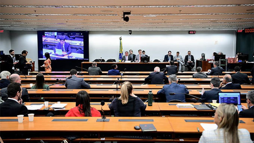 Imagem 1 - CMO pode aprovar um requerimento para ouvir Haddad e Tebet sobre orçamento para 2025. A Comissão Mista de Orçamento do Senado retoma nesta terça-feira (10), às 14h30, a discussão da reunião iniciada no último dia 28 e tem pela frente um pedido com esse objetivo apresentado pelo relator-geral do Orçamento, senador Angelo Coronel (PSD-BA). A proposta, encaminhada em 30 de agosto, estima que o salário mínimo deve alcançar R$ 1.509 no próximo ano, um aumento de 6,87% em relação aos atuais R$ 1.412. A expectativa do Poder Executivo é de um crescimento de 2,64% do Produto Interno Bruto (PIB), inflação acumulada de 3,3% e taxa de juros média de 9,61% em 2025. Imagem 1 - CMO pode aprovar um requerimento para ouvir Haddad e Tebet sobre orçamento para 2025. A Comissão Mista de Orçamento do Senado retoma nesta terça-feira (10), às 14h30, a discussão da reunião iniciada no último dia 28 e tem pela frente um pedido com esse objetivo apresentado pelo relator-geral do Orçamento, senador Angelo Coronel (PSD-BA). A proposta, encaminhada em 30 de agosto, estima que o salário mínimo deve alcançar R$ 1.509 no próximo ano, um aumento de 6,87% em relação aos atuais R$ 1.412. A expectativa do Poder Executivo é de um crescimento de 2,64% do Produto Interno Bruto (PIB), inflação acumulada de 3,3% e taxa de juros média de 9,61% em 2025.