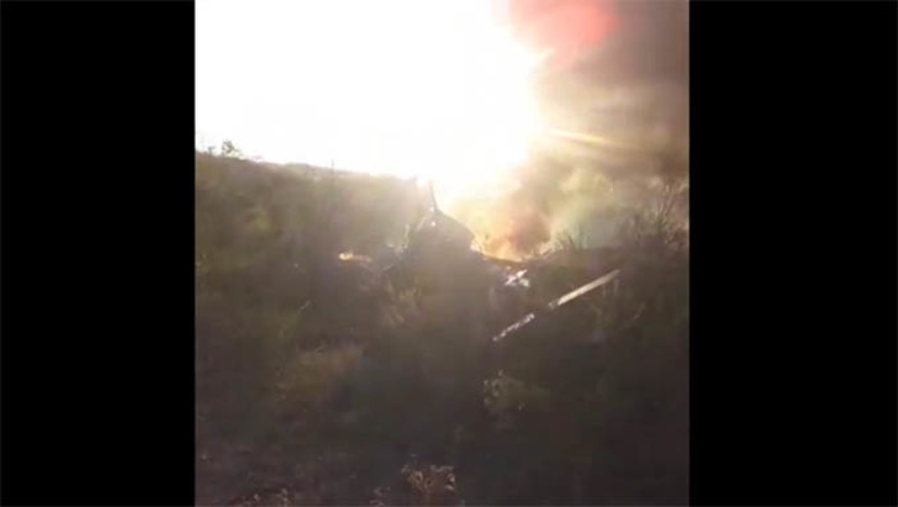 Imagem 1 -  Helicóptero cai e pega fogo na cidade de Caruaru, em Pernambuco. A informação foi divulgada pelo g1. Segundo informações preliminares de populares que estavam no local, três pessoas estavam dentro da aeronave. Um deles, que não teve o nome divulgado, conseguiu sair de dentro das chamas. Ele teve queimaduras no corpo e foi socorrido para um hospital da cidade. 