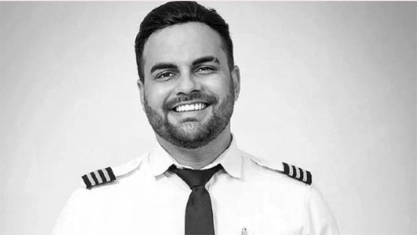 Imagem 1 - Piloto potiguar é uma das vítimas da queda de um helicóptero em Caruaru/PE. Raildo Rodrigues, de 27 anos, era natural de Taipu. Ele estava na aeronave que caiu na zona rural do município pernambucano, na tarde desta segunda-feira (9). Além do potiguar, também morreu no acidente André Gomes Ferreira, que estaria pilotando o helicóptero. Uma terceira pessoa conseguiu sair da aeronave logo após a queda e foi socorrida para um hospital local. O prefeito de Itaipu, Ariosvaldo Bandeira Júnior, publicou uma nota em suas redes sociais, lamentando a morte do piloto. “Envio toda a minha solidariedade aos familiares e amigos, pedindo a Deus que conforte os corações de todos neste momento difícil”, escreveu ele. Imagem 1 - Piloto potiguar é uma das vítimas da queda de um helicóptero em Caruaru/PE. Raildo Rodrigues, de 27 anos, era natural de Taipu. Ele estava na aeronave que caiu na zona rural do município pernambucano, na tarde desta segunda-feira (9). Além do potiguar, também morreu no acidente André Gomes Ferreira, que estaria pilotando o helicóptero. Uma terceira pessoa conseguiu sair da aeronave logo após a queda e foi socorrida para um hospital local. O prefeito de Itaipu, Ariosvaldo Bandeira Júnior, publicou uma nota em suas redes sociais, lamentando a morte do piloto. “Envio toda a minha solidariedade aos familiares e amigos, pedindo a Deus que conforte os corações de todos neste momento difícil”, escreveu ele.
