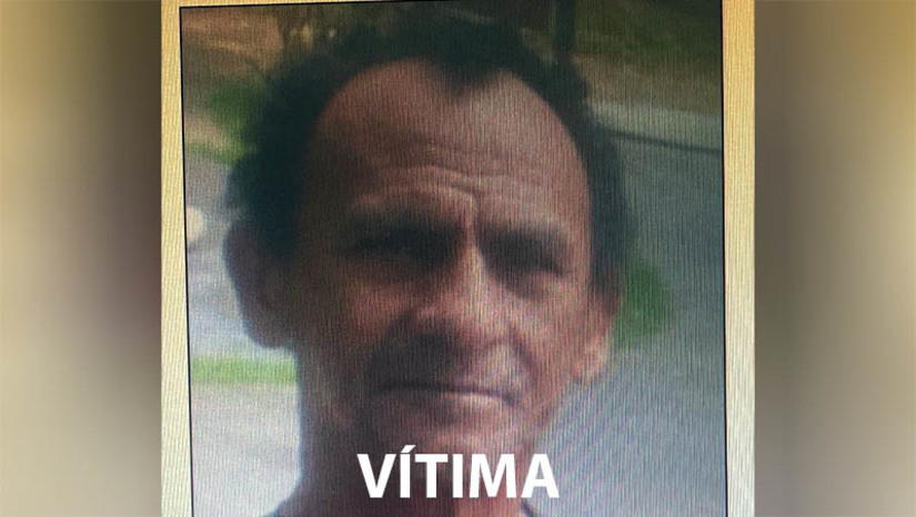 Imagem 1 - Polícia prende suspeito de espancar idoso até a morte em agosto, em Mossoró. O suspeito, um homem de 35 anos, foi preso nesta terça-feira (10), em Maranguape, no Ceará. Ele, juntamente com outros dois homens, teria espancado Iran Martins da Paz, de 70 anos, no dia 4 de agosto de 2024, nas dependências de uma empresa de gás natural, localizada em Mossoró. O idoso ainda chegou a ser socorrido para o HRTM, mas entrou em óbito 3 dias depois. As investigações continuam para identificar e prender os outros dois envolvidos no crime, que continuam foragidos. Imagem 1 - Polícia prende suspeito de espancar idoso até a morte em agosto, em Mossoró. O suspeito, um homem de 35 anos, foi preso nesta terça-feira (10), em Maranguape, no Ceará. Ele, juntamente com outros dois homens, teria espancado Iran Martins da Paz, de 70 anos, no dia 4 de agosto de 2024, nas dependências de uma empresa de gás natural, localizada em Mossoró. O idoso ainda chegou a ser socorrido para o HRTM, mas entrou em óbito 3 dias depois. As investigações continuam para identificar e prender os outros dois envolvidos no crime, que continuam foragidos.