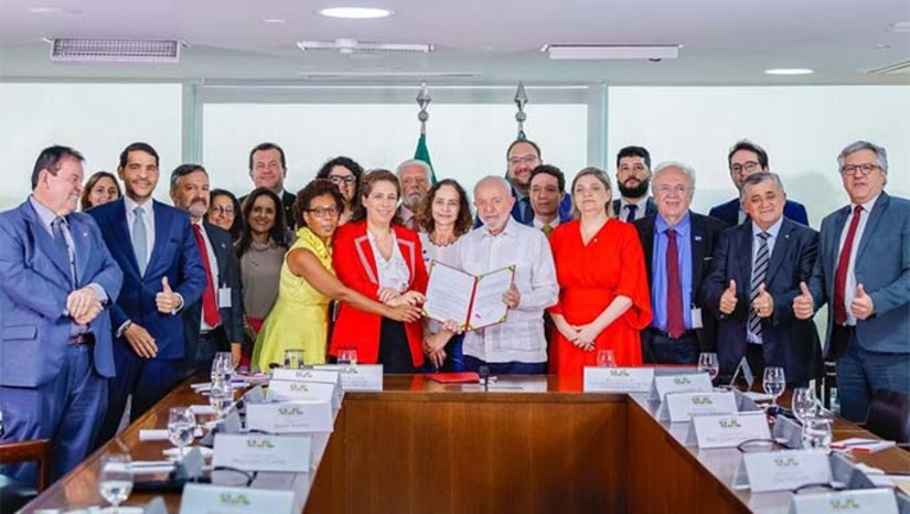 Imagem 1 - A implementação das novas regras passará por um período de transição e será obrigatória a partir de 1º de janeiro de 2028. No entanto, "sua aplicação pode ser antecipada por meio de ato que autorizar a abertura de cada concurso público", conforme informou a Presidência da República. Uma das inovações da lei é a possibilidade de realizar as provas total ou parcialmente à distância, utilizando a internet ou plataformas eletrônicas controladas. Imagem 1 - A implementação das novas regras passará por um período de transição e será obrigatória a partir de 1º de janeiro de 2028. No entanto, "sua aplicação pode ser antecipada por meio de ato que autorizar a abertura de cada concurso público", conforme informou a Presidência da República. Uma das inovações da lei é a possibilidade de realizar as provas total ou parcialmente à distância, utilizando a internet ou plataformas eletrônicas controladas.