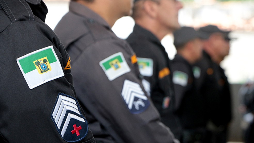 Imagem 1 - O apoio na segurança deve começar desde a sexta-feira (4), com a ronda motorizada nos locais onde ficarão armazenadas as urnas preparadas para irem para os colégios no sábado (5) pela manhã. Durante a apresentação do planejamento da segurança, o comandante-geral da PM, Cel. Alarico, afirmou que a Polícia Militar deve usar um efetivo de mais de 8.200 PMs, nos dias 5 e 6 de outubro. Além disso, deverá contar com apoio das guardas municipais de 40 municípios, Corpo de Bombeiros e Policiais Penais. Imagem 1 - O apoio na segurança deve começar desde a sexta-feira (4), com a ronda motorizada nos locais onde ficarão armazenadas as urnas preparadas para irem para os colégios no sábado (5) pela manhã. Durante a apresentação do planejamento da segurança, o comandante-geral da PM, Cel. Alarico, afirmou que a Polícia Militar deve usar um efetivo de mais de 8.200 PMs, nos dias 5 e 6 de outubro. Além disso, deverá contar com apoio das guardas municipais de 40 municípios, Corpo de Bombeiros e Policiais Penais.
