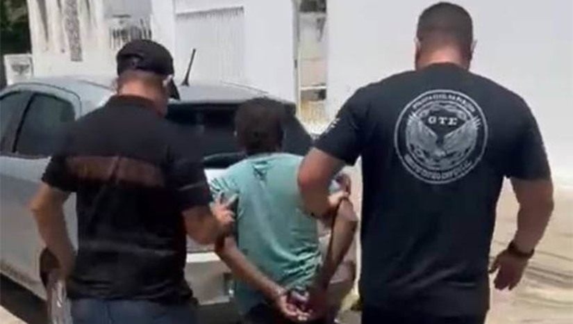Imagem 1 - Suspeito de cometer um homicídio em 1996 no RN é preso pela Polícia Civil na Paraíba. O homem, de 48 anos, foi preso nesta quarta-feira (11), no município de Pombal. Ele é suspeito de ter sido o autor do homicídio que vitimou Sebastião Rodrigues da Silva, no ano de 1996, no município de Antônio Martins, interior do RN. Estava foragido há quase 30 anos, mas foi localizado e preso, após o mandado de prisão preventiva que existia contra ele ser renovado pela justiça, no início da semana. Imagem 1 - Suspeito de cometer um homicídio em 1996 no RN é preso pela Polícia Civil na Paraíba. O homem, de 48 anos, foi preso nesta quarta-feira (11), no município de Pombal. Ele é suspeito de ter sido o autor do homicídio que vitimou Sebastião Rodrigues da Silva, no ano de 1996, no município de Antônio Martins, interior do RN. Estava foragido há quase 30 anos, mas foi localizado e preso, após o mandado de prisão preventiva que existia contra ele ser renovado pela justiça, no início da semana.