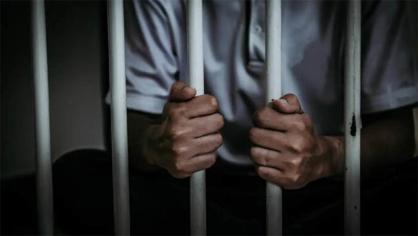 Imagem 1 - O homem, hoje com 60 anos, foi condenado em 2017, por um crime de estupro de vulnerável cometido em 2011, no município de Porto do Mangue. Em 2018, um ano após a condenação, ele foi dado como morto. No entanto, segundo a delegada Juliana Angelim, após investigações realizadas pela equipe da DEAM de Assú, descobriu-se que houve um equívoco na época e que o criminoso estava vivo. Diante deste novo fato, os policiais, utilizando táticas investigativas, conseguiram localizá-lo e prendê-lo, nesta quarta-feira (11), no mesmo município onde o crime aconteceu. Imagem 1 - O homem, hoje com 60 anos, foi condenado em 2017, por um crime de estupro de vulnerável cometido em 2011, no município de Porto do Mangue. Em 2018, um ano após a condenação, ele foi dado como morto. No entanto, segundo a delegada Juliana Angelim, após investigações realizadas pela equipe da DEAM de Assú, descobriu-se que houve um equívoco na época e que o criminoso estava vivo. Diante deste novo fato, os policiais, utilizando táticas investigativas, conseguiram localizá-lo e prendê-lo, nesta quarta-feira (11), no mesmo município onde o crime aconteceu.