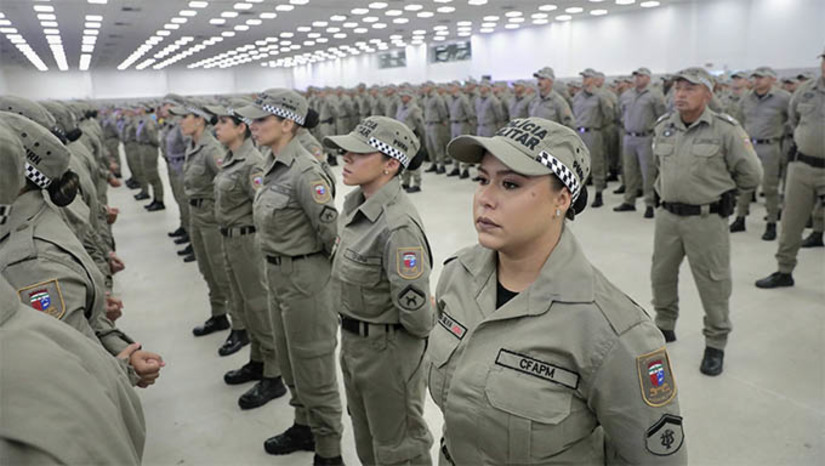 Imagem 1 - Polícia Militar do RN ganha 1.079 novos soldados; formatura acontece nesta quarta (10). O evento aconteceu no Centro de Convenções de Natal, com a presença da governadora Fátima Bezerra. O curso teve início no dia 1º de novembro de 2023 no Centro de Formação e Aperfeiçoamento da Polícia Militar (CFAPM). Durante os 10 meses de formação, os alunos soldados foram submetidos a uma intensa grade curricular que totalizou 1.480 horas/aula, distribuídas em 44 disciplinas essenciais à atuação policial. Imagem 1 - Polícia Militar do RN ganha 1.079 novos soldados; formatura acontece nesta quarta (10). O evento aconteceu no Centro de Convenções de Natal, com a presença da governadora Fátima Bezerra. O curso teve início no dia 1º de novembro de 2023 no Centro de Formação e Aperfeiçoamento da Polícia Militar (CFAPM). Durante os 10 meses de formação, os alunos soldados foram submetidos a uma intensa grade curricular que totalizou 1.480 horas/aula, distribuídas em 44 disciplinas essenciais à atuação policial.