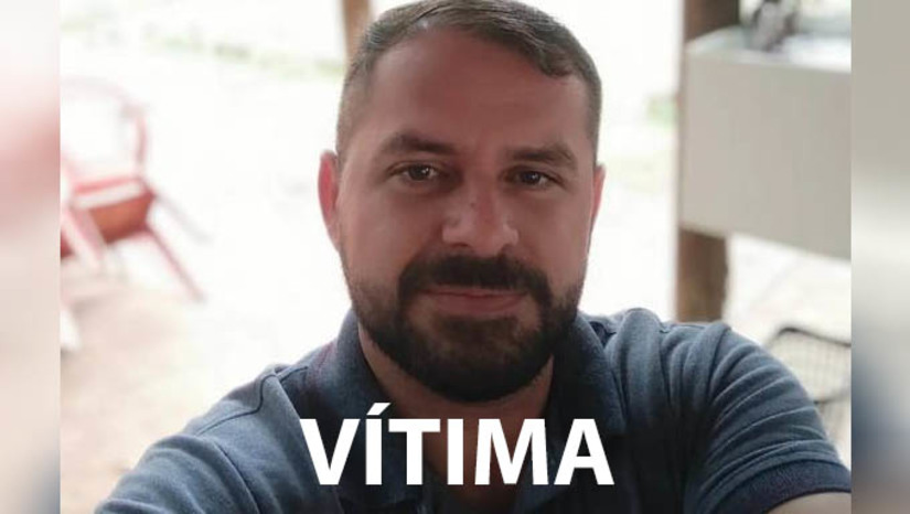 Imagem 1 - DHPP elucida homicídio de motorista de aplicativo morto dentro do próprio carro, em Mossoró. José Clerian da Silva foi encontrado morto no banco do condutor do veículo, na manhã do dia 14 de agosto, em uma região de mata, na Av. Alberto Maranhão, no bairro Barrocas. O suspeito do crime, um homem de 26 anos, foi preso nesta quinta-feira (11). De acordo com a delegada Cristiane Magalhães, da 10ª DHPP, o motorista de aplicativo foi morto por vingança, pelo fato de o suspeito achar que ele o havia denunciado. Imagem 1 - DHPP elucida homicídio de motorista de aplicativo morto dentro do próprio carro, em Mossoró. José Clerian da Silva foi encontrado morto no banco do condutor do veículo, na manhã do dia 14 de agosto, em uma região de mata, na Av. Alberto Maranhão, no bairro Barrocas. O suspeito do crime, um homem de 26 anos, foi preso nesta quinta-feira (11). De acordo com a delegada Cristiane Magalhães, da 10ª DHPP, o motorista de aplicativo foi morto por vingança, pelo fato de o suspeito achar que ele o havia denunciado.