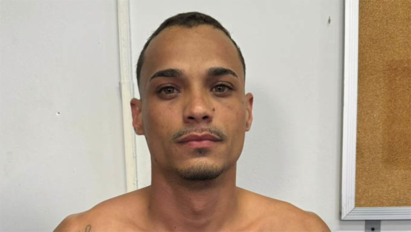 Imagem 1 - Condenado a 8 anos de prisão por crimes relacionados a tráfico de drogas é preso em Mossoró. Douglas Henrique da Silva Galdino, de 27 anos, foi condenado pela prática dos crimes de tráfico de drogas, associação para o tráfico e porte ilegal de arma de fogo. Ele foi preso nesta quinta-feira (12), nas Malvinas, pela equipe da Denarc, com o apoio das equipes da Defur e da FICCO Mossoró. Esta é a quinta vez que Douglas é preso pelo mesmo crime. Na ação, uma mulher, atual companheira dele, também foi presa em flagrante pelo crime de tráfico de drogas. De acordo com o delegado Murilo Baessa, o suspeito encontrava-se foragido depois de romper a tornozeleira eletrônica. Imagem 1 - Condenado a 8 anos de prisão por crimes relacionados a tráfico de drogas é preso em Mossoró. Douglas Henrique da Silva Galdino, de 27 anos, foi condenado pela prática dos crimes de tráfico de drogas, associação para o tráfico e porte ilegal de arma de fogo. Ele foi preso nesta quinta-feira (12), nas Malvinas, pela equipe da Denarc, com o apoio das equipes da Defur e da FICCO Mossoró. Esta é a quinta vez que Douglas é preso pelo mesmo crime. Na ação, uma mulher, atual companheira dele, também foi presa em flagrante pelo crime de tráfico de drogas. De acordo com o delegado Murilo Baessa, o suspeito encontrava-se foragido depois de romper a tornozeleira eletrônica.