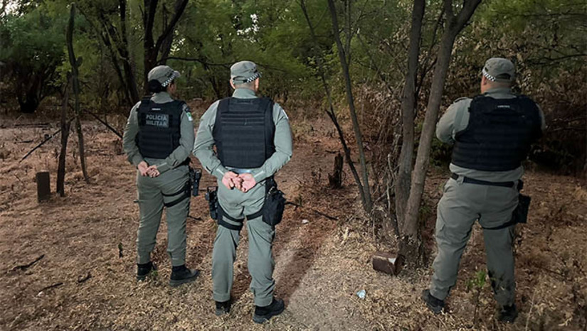 Imagem 1 -  Corpo de homem é encontrado ao lado da ponte de Av. Coelho Neto, em Mossoró. Segundo informações da Aspirante a oficial Élida, do 12º Batalhão da PM, a guarnição foi acionada por volta das 17h, por um pescador que estava passando pelo local e avistou o corpo, que já está em avançado estado de decomposição. O Itep foi acionado para periciar o local e determinar se trata-se de morte natural ou de um crime. A polícia civil acompanhou a perícia no local. 