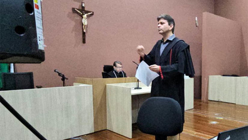 Imagem 1 - STF decide que condenados por júri popular podem ser presos imediatamente após a condenação. O entendimento foi firmado por maioria de votos, no julgamento do Recurso Extraordinário (RE) 1235340, concluído nesta quinta-feira (12). A maioria do colegiado acompanhou a posição do presidente do STF, ministro Luís Roberto Barroso, de que a prisão imediata de condenados por júri popular, independentemente da pena aplicada, não viola o princípio constitucional da presunção de inocência, porque a culpa do réu já foi reconhecida pelos jurados. Neste caso, mesmo que o réu tenha direito a recorrer da decisão do corpo de jurados, deverá recorrer preso. Imagem 1 - STF decide que condenados por júri popular podem ser presos imediatamente após a condenação. O entendimento foi firmado por maioria de votos, no julgamento do Recurso Extraordinário (RE) 1235340, concluído nesta quinta-feira (12). A maioria do colegiado acompanhou a posição do presidente do STF, ministro Luís Roberto Barroso, de que a prisão imediata de condenados por júri popular, independentemente da pena aplicada, não viola o princípio constitucional da presunção de inocência, porque a culpa do réu já foi reconhecida pelos jurados. Neste caso, mesmo que o réu tenha direito a recorrer da decisão do corpo de jurados, deverá recorrer preso.