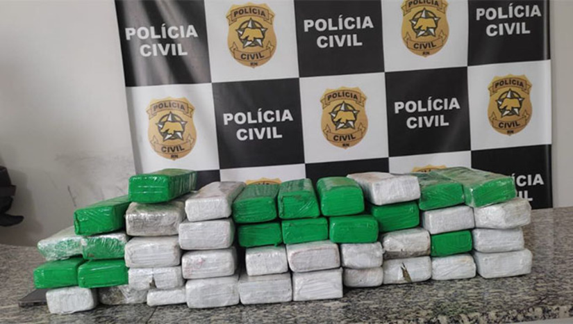 Imagem 1 -  A droga estava sendo transportada de São Paulo para Pau dos Ferros num ônibus de linha. Estava sendo conduzida por uma jovem de 22 anos, que não soube ou não quis explicar a origem e o destino da droga. Ela foi presa e autuada em flagrante. A Polícia Civil apreendeu o celular dá suspeita dá sequencia as investigações. O delegado regional Inácio Rodrigues de Lima Neto disse que a droga seria vendida durante a FINECAP, em Pau dos Ferros, e que a operação contou com apoio dos policiais de Apodi e do Núcleo de Inteligência da PC. 