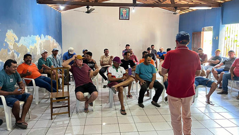 Imagem 1 - Reunião define medidas para alocação das águas do açude Pataxó durante obras do canal . A reunião, que contou com a participação de representantes do Igarn, Semarh, Defesa Civil Municipal, Emater, Secretaria Municipal de Agricultura de Ipanguaçu, STTR, além de irrigantes da região dos mananciais, aconteceu nesta quinta-feira (12), em Ipanguaçu. O açude acumula 9.200.000 m³, o que corresponde a 62% da sua capacidade total. Na reunião, ficou decidida a realização da liberação máxima de 1 milhão de metros cúbicos da barragem para o abastecimento do rio Pataxó, enquanto as obras do canal estão em andamento. A vazão liberada pela comporta do açude foi aumentada de 340 l/s para 744 l/s, visando atender em torno de 250 irrigantes em uma área de aproximadamente 800 hectares de culturas temporárias e permanentes. Imagem 1 - Reunião define medidas para alocação das águas do açude Pataxó durante obras do canal . A reunião, que contou com a participação de representantes do Igarn, Semarh, Defesa Civil Municipal, Emater, Secretaria Municipal de Agricultura de Ipanguaçu, STTR, além de irrigantes da região dos mananciais, aconteceu nesta quinta-feira (12), em Ipanguaçu. O açude acumula 9.200.000 m³, o que corresponde a 62% da sua capacidade total. Na reunião, ficou decidida a realização da liberação máxima de 1 milhão de metros cúbicos da barragem para o abastecimento do rio Pataxó, enquanto as obras do canal estão em andamento. A vazão liberada pela comporta do açude foi aumentada de 340 l/s para 744 l/s, visando atender em torno de 250 irrigantes em uma área de aproximadamente 800 hectares de culturas temporárias e permanentes.