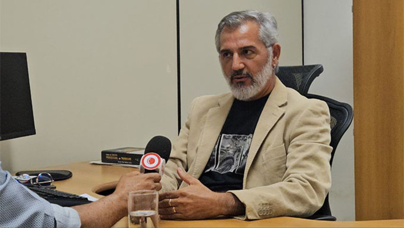 Imagem 1 -  Natural de Catolé do Rocha, Magno Kleiber chegou ao Rio Grande do Norte com a família no início dos anos 80. Sua família fincou residência no Vale do Açu. Graduado em direito pela UERN e com especialização em Direito do Trabalho e Processo do Trabalho pela UNP, Magno Kleiber ingressou na Justiça do Trabalho há 22 anos, sendo dez destes dedicado a Justiça do Trabalho em Mossoró. Nesta entrevista Exclusiva ao MH, o magistrado destaca o trabalho de intervenção na APAMIM que salvou muitas vidas nestes dez anos de trabalho e a necessidade de continuar, para garantir a funcionalidade dos serviços maternos infantis na região Oeste do RN.