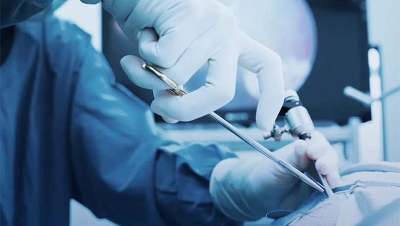 Imagem 1 - Justiça bloqueia de R$ 2,1 milhões das contas do Estado para cirurgias urológicas. O valor deve ser destinado à realização das cirurgias necessárias, conforme as listas de pacientes que foram apresentadas na ação civil pública movida pelo MPRN e DPE/RN. De acordo com os dados, atualmente, há 266 pacientes na lista e 55 necessitam urgentemente das cirurgias, enfrentando riscos graves, como perda de rins e necessidade de hemodiálise. Destes, 48 foram considerados pacientes prioritários. O Hospital Rio Grande foi indicado como o prestador de serviços responsável pela execução dos procedimentos cirúrgicos, devido à sua capacidade instalada para realizar as operações. Imagem 1 - Justiça bloqueia de R$ 2,1 milhões das contas do Estado para cirurgias urológicas. O valor deve ser destinado à realização das cirurgias necessárias, conforme as listas de pacientes que foram apresentadas na ação civil pública movida pelo MPRN e DPE/RN. De acordo com os dados, atualmente, há 266 pacientes na lista e 55 necessitam urgentemente das cirurgias, enfrentando riscos graves, como perda de rins e necessidade de hemodiálise. Destes, 48 foram considerados pacientes prioritários. O Hospital Rio Grande foi indicado como o prestador de serviços responsável pela execução dos procedimentos cirúrgicos, devido à sua capacidade instalada para realizar as operações.