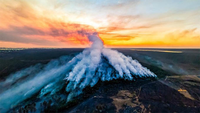 Imagem 1 - Governo e Polícia Federal intensificam investigações sobre incêndios criminosos. A Polícia Federal anunciou a abertura de inquérito para investigar a origem do incêndio no Parque Nacional de Brasília. O próprio presidente Lula destacou que a Polícia Federal tem mais de 50 inquéritos abertos contra responsáveis por incêndios. Em outra frente, o ministro Flávio Dino, do Supremo Tribunal Federal, determinou que verbas extraordinárias para o combate aos incêndios não sejam enquadradas no limite de gastos da União. Imagem 1 - Governo e Polícia Federal intensificam investigações sobre incêndios criminosos. A Polícia Federal anunciou a abertura de inquérito para investigar a origem do incêndio no Parque Nacional de Brasília. O próprio presidente Lula destacou que a Polícia Federal tem mais de 50 inquéritos abertos contra responsáveis por incêndios. Em outra frente, o ministro Flávio Dino, do Supremo Tribunal Federal, determinou que verbas extraordinárias para o combate aos incêndios não sejam enquadradas no limite de gastos da União.