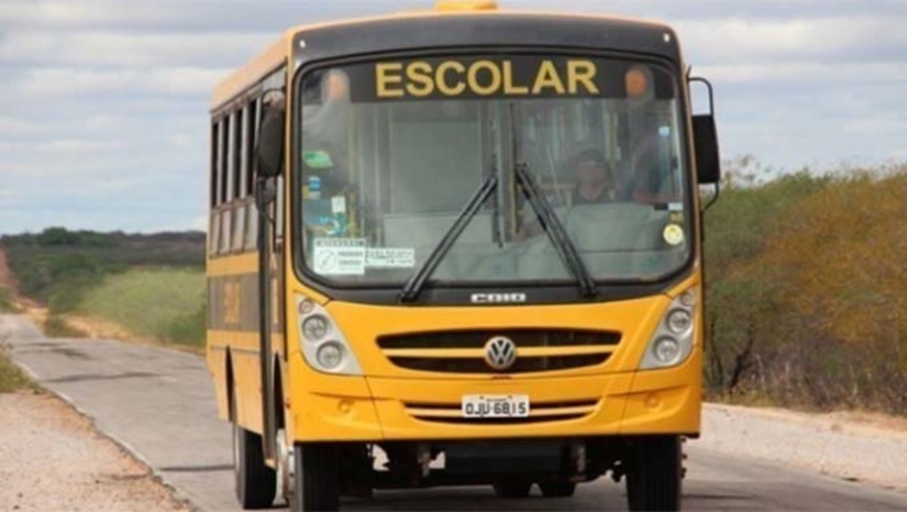 Imagem 1 - Segundo informações dos responsáveis pelos alunos, os motoristas fizeram uma paralisação pela manhã cobrando pagamento do salário da categoria. Em contato com o Sindicato dos Trabalhadores em Transportes Rodoviários (SINTRO RN), recebemos a informação que a paralisação de hoje faz parte de um movimento da categoria e ocorreu em Mossoró e Natal.“Foi uma paralização em Natal e Mossoró por atraso de pagamento dos salários e vale alimentação atrasados aos motoristas, houve uma conversa com a empresa responsavel pelos ônibus que ficou de normalizar o pagamento amanhã terça- feira (17), as rotas já estão funcionando normalmente”, afirmou Arnaldo Dias - Secretário Geral SINTRO RN. Imagem 1 - Segundo informações dos responsáveis pelos alunos, os motoristas fizeram uma paralisação pela manhã cobrando pagamento do salário da categoria. Em contato com o Sindicato dos Trabalhadores em Transportes Rodoviários (SINTRO RN), recebemos a informação que a paralisação de hoje faz parte de um movimento da categoria e ocorreu em Mossoró e Natal.“Foi uma paralização em Natal e Mossoró por atraso de pagamento dos salários e vale alimentação atrasados aos motoristas, houve uma conversa com a empresa responsavel pelos ônibus que ficou de normalizar o pagamento amanhã terça- feira (17), as rotas já estão funcionando normalmente”, afirmou Arnaldo Dias - Secretário Geral SINTRO RN.