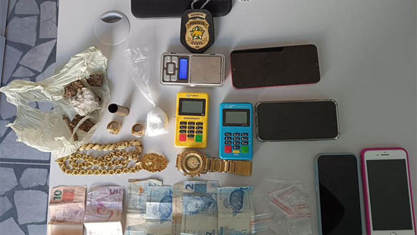 Imagem 1 -  DHPP prende segundo suspeito de envolvimento no homicídio de Erison Felipe, em Mossoró. A prisão , realizada pela equipe da 16ª DHPP, aconteceu no bairro Boa Vista. O suspeito é um homem de 22 anos. Ele é a segunda pessoa presa por suspeita de envolvimento no crime que vitimou  Erison Felipe Silva Martins, ocorrido no dia 13 de julho deste ano, também no bairro Boa Vista. O outro suspeito, um homem de 19 anos, foi preso no dia 21 de agosto, no bairro Aeroporto. Durante o cumprimento do mandado de prisão, os policiais apreenderam com o suspeito porções de maconha, uma balança de precisão, porções de cocaína, um relógio, cordões, máquinas de cartão de crédito, uma quantia em dinheiro fracionado e quatro aparelhos celulares sendo dois deles com registro de roubo. 