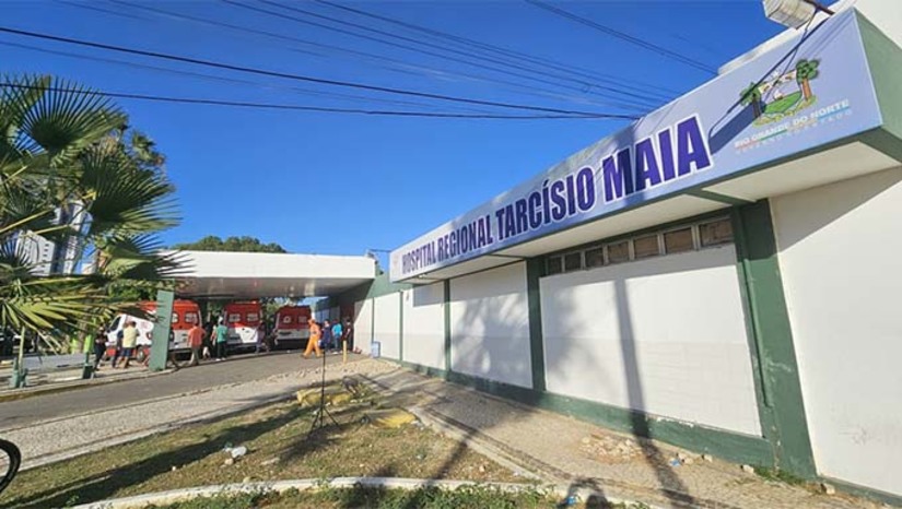 Imagem 1 - Katia Freitas, que está com o pai internado no HRTM desde maio relata a falta do medicamento. Segundo ela, o pai precisa de tomar a medicação quatro vezes por dia e a falta do medicamento pode comprometer seu quadro de saúde. Além da Polimixina B, Katia disse ainda que estão em falta também cânulas de respiração e traqueostomia, insumos básicos que comprometem o tratamento dos pacientes. O Portal Mossoró Hoje entrou em contato com a assessoria do Hospital Tarcísio Maia e foi informado que a medicação chegará a unidade nesta quarta- feira (18) e que a falta da medicação não causou prejuízo aos pacientes. Imagem 1 - Katia Freitas, que está com o pai internado no HRTM desde maio relata a falta do medicamento. Segundo ela, o pai precisa de tomar a medicação quatro vezes por dia e a falta do medicamento pode comprometer seu quadro de saúde. Além da Polimixina B, Katia disse ainda que estão em falta também cânulas de respiração e traqueostomia, insumos básicos que comprometem o tratamento dos pacientes. O Portal Mossoró Hoje entrou em contato com a assessoria do Hospital Tarcísio Maia e foi informado que a medicação chegará a unidade nesta quarta- feira (18) e que a falta da medicação não causou prejuízo aos pacientes.