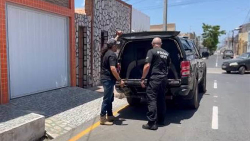 Imagem 1 - O crime que vitimou Francisco Xavier da Rocha Neto, conhecido como "Chico do Metrô", aconteceu no dia 28 de junho de 2024, no bairro Navegantes. O autor foi preso no dia 16 de julho, na mesma cidade. Nesta terça-feira (17), a polícia civil prendeu um homem de 24 anos, que teria ajudado o autor do crime a planejar a ação, tendo fornecido o endereço de trabalho da vítima, roupas e botas para que o autor pudesse se disfarçar de trabalhador, além de um bloqueador de sinal para a tornozeleira eletrônica usada por ele. De acordo com o delegado Raphael Laboissière, outras duas pessoas, que também teriam participado do homicídio, também já estão presas. Imagem 1 - O crime que vitimou Francisco Xavier da Rocha Neto, conhecido como "Chico do Metrô", aconteceu no dia 28 de junho de 2024, no bairro Navegantes. O autor foi preso no dia 16 de julho, na mesma cidade. Nesta terça-feira (17), a polícia civil prendeu um homem de 24 anos, que teria ajudado o autor do crime a planejar a ação, tendo fornecido o endereço de trabalho da vítima, roupas e botas para que o autor pudesse se disfarçar de trabalhador, além de um bloqueador de sinal para a tornozeleira eletrônica usada por ele. De acordo com o delegado Raphael Laboissière, outras duas pessoas, que também teriam participado do homicídio, também já estão presas.