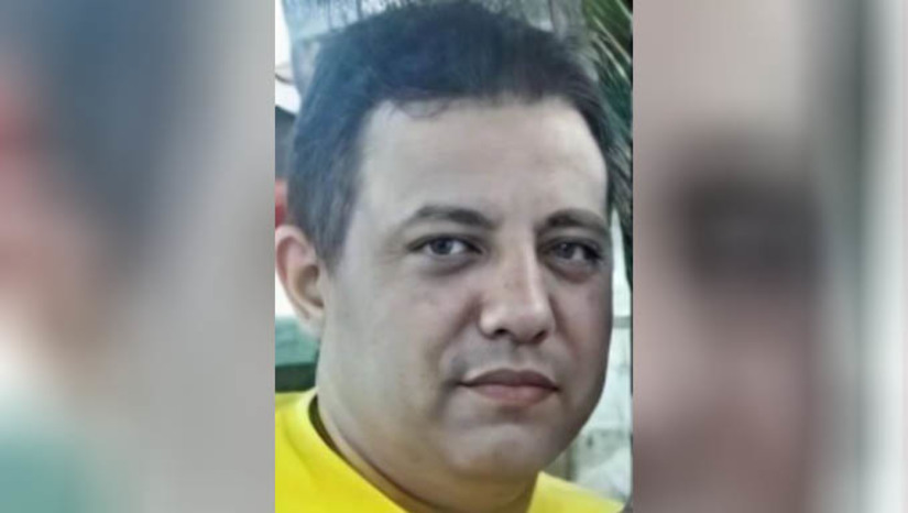 Imagem 1 - Polícia Civil prende comerciário por feminicídio em Pau dos Ferros. O mandado de prisão contra Abraão Jácome de Lima, de 41 anos, foi cumprido ainda nesta terça-feira (17), no hospital onde ele está internado. Pela manhã, a justiça determinou que ele fosse preso preventivamente pelo feminicídio cometido contra e ex-esposa dele, Auciclécia Rita da Conceição Aquino, de 43 anos, ocorrido no dia 12 de setembro de 2024, no mesmo município. Após matar a mulher com diversas facadas, ele tentou tirar a própria vida, motivo pelo qual ainda encontra-se internado. Imagem 1 - Polícia Civil prende comerciário por feminicídio em Pau dos Ferros. O mandado de prisão contra Abraão Jácome de Lima, de 41 anos, foi cumprido ainda nesta terça-feira (17), no hospital onde ele está internado. Pela manhã, a justiça determinou que ele fosse preso preventivamente pelo feminicídio cometido contra e ex-esposa dele, Auciclécia Rita da Conceição Aquino, de 43 anos, ocorrido no dia 12 de setembro de 2024, no mesmo município. Após matar a mulher com diversas facadas, ele tentou tirar a própria vida, motivo pelo qual ainda encontra-se internado.
